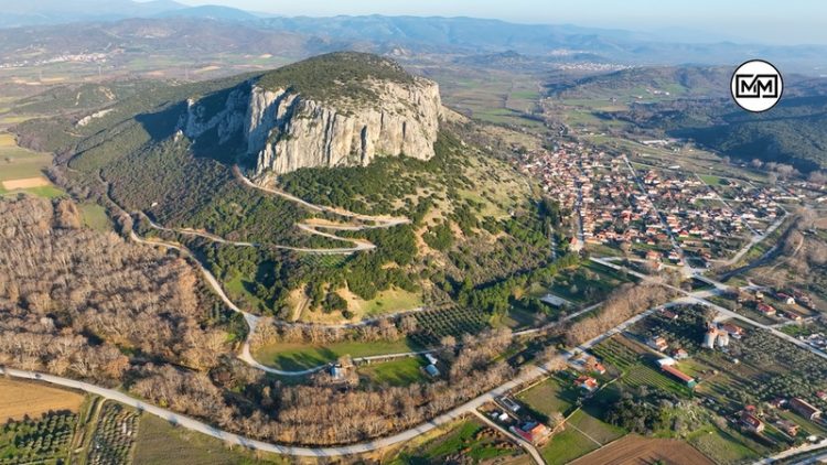 Θεόπετρα | Ο επιβλητικός βράχος στον οποίο ζούσαν οι άνθρωποι των σπηλαίων (εντυπωσιακό video-photo)