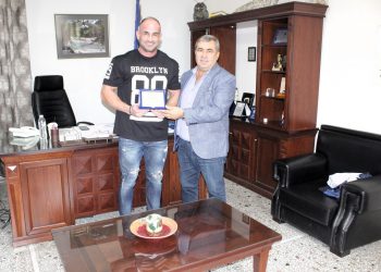 Ο Πρωταθλητής Ελλάδας στο Bodybuilding Αθανάσιος Καραμάνος  στο Δήμαρχο Πύλης Κώστα Μαράβα