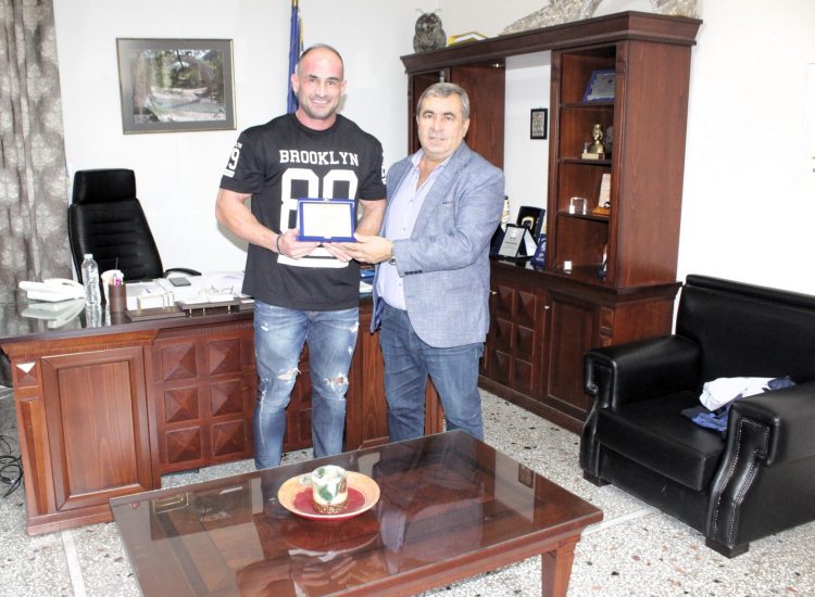 Ο Πρωταθλητής Ελλάδας στο Bodybuilding Αθανάσιος Καραμάνος  στο Δήμαρχο Πύλης Κώστα Μαράβα