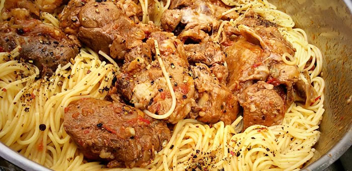 Μοσχάρι κοκκινιστό με σπαγγέτι