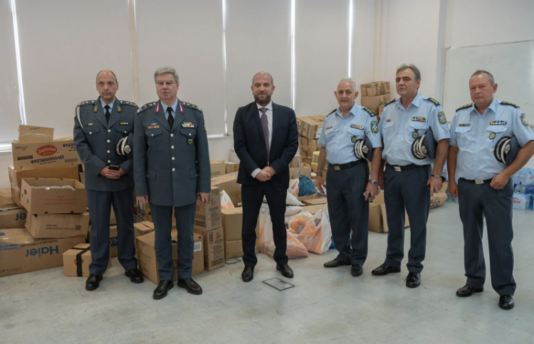 Aνθρωπιστική βοήθεια στους πλημμυροπαθείς της Θεσσαλίας από την Ελληνική Αστυνομία