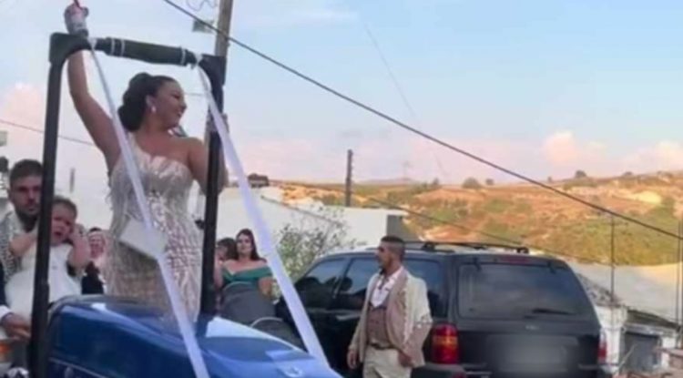 Κρήτη | Νύφη πήγε στο γάμο της με το… τρακτέρι κι έριξε το TiTok [vid]