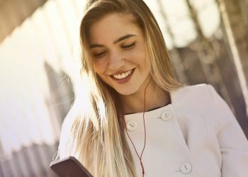 Πώς θα καθαρίσεις τα ακουστικά του κινητού
