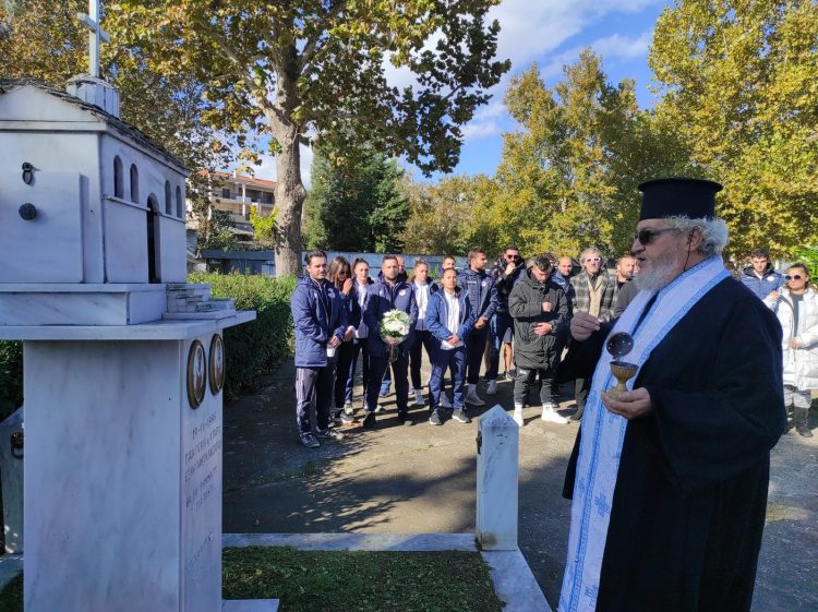 “Τρισάγιο για τον Παντελή Εξηνταφώτη και τον Στάθη Λαζαρίδη – Ανεξίτηλη η Μνήμη των Αδικοχαμένων Ποδοσφαιριστών του ΑΟΤ “