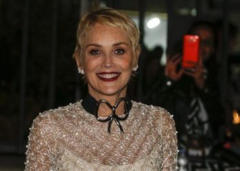 Σάρον Στόουν: Αποκάλυψε ότι έχει δεχθεί σεξουαλική παρενόχληση από παραγωγό – «Έκλαιγα και γελούσα»