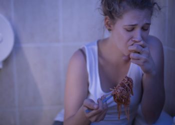 Βουλιμία: Συμπτώματα, επιπλοκές και πώς να βοηθήσετε εμπράκτως κάποιο άτομο με νευρική βουλιμία