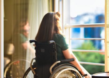 Χασμουριόταν 100 φορές την ημέρα, έμαθε ότι πάσχει από μία «φοβερή» νόσο