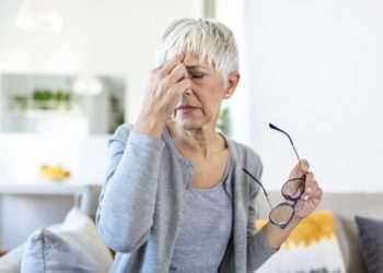 Με ποια σοβαρή νόσο σχετίζεται η ορθοστατική υπόταση μετά τα 55