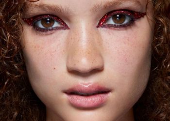 Glittery smokey eye! 3 μακιγιάζ πoυ ταιριάζουν με όλα τα festive looks