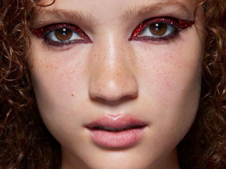 Glittery smokey eye! 3 μακιγιάζ πoυ ταιριάζουν με όλα τα festive looks