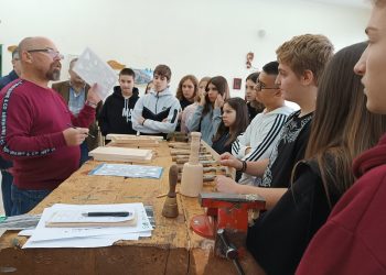 Εκπαιδευτική επίσκεψη του Γυμνασίου Οξύνειας στην Ξυλογλυπτική Σχολή Καλαμπάκας και την Έκθεση Φωτογραφίας για τα Μετέωρα