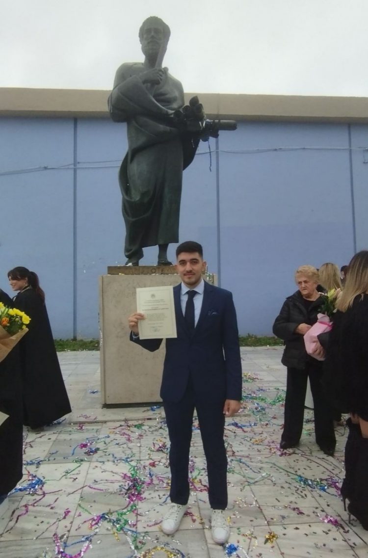 Ο Θοδωρής Μαγκούτης ποδοσφαιριστής του ΑΟΤ,Πτυχιούχος Φαρμακευτικής