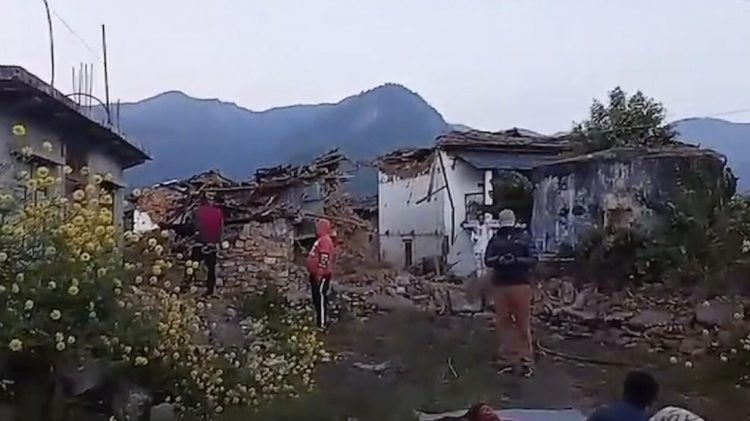 Νεπάλ: 128 νεκροί καταμετρήθηκαν μέχρι στιγμής από τον σεισμό – Ανησυχία για περισσότερα θύματα