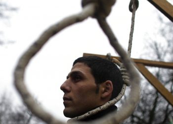 Ιράν: Απαγχονίστηκε 17χρονος που είχε καταδικαστεί σε θάνατο για φόνο