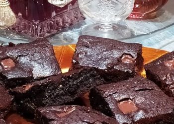 Brownies με καρύδια και κομμάτια σοκολάτας