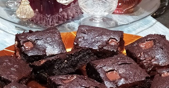 Brownies με καρύδια και κομμάτια σοκολάτας