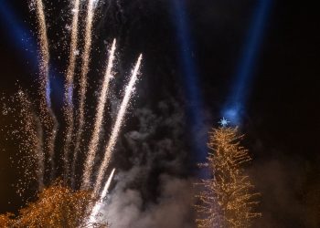 Φως και χαρά από το υψηλότερο φυσικό χριστουγεννιάτικο δέντρο της Ελλάδας στα Τρίκαλα