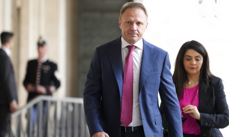Ιταλία: «Δεν παραιτούμαι» λέει ο υπουργός Γεωργίας – Σταμάτησε τρένο για να… κατέβει