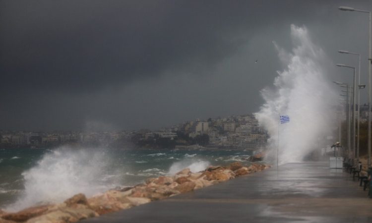Έκτακτο Δελτίο Επιδείνωσης Καιρού από αύριο στη χώρα με κύρια χαρακτηριστικά τους θυελλώδεις ανέμους και τις ισχυρές βροχές και καταιγίδες  1 SHARES Σε ισχύ είναι το Έκτακτο Δελτίο της ΕΜΥ, το οποίο προειδοποιεί για επιδείνωση του καιρού αυτό το Σαββατοκύριακο. Ένα βαθύ βαρομετρικό χαμηλό από τα βόρεια – βορειοδυτικά συνοδευόμενο από ψυχρό μέτωπο πρόκειται να φέρει θυελλώδεις ανέμους και ισχυρές βροχές και καταιγίδες στη βόρεια και την ανατολική νησιωτική Ελλάδα.  Σημειώνεται ότι η θερμοκρασία θα πέσει αισθητά και θα υποχωρήσει κατά 6 με 8 βαθμούς Κελσίου. Αναλυτικά:  Θυελλώδεις βορειοδυτικοί άνεμοι εντάσεων 8 με 9 και πρόσκαιρα με ριπές έως 10 μποφόρ θα πνέουν από τις προμεσημβρινές ώρες του Σαββάτου (18-11-23) στα δυτικά και βαθμιαία και στα ανατολικά. Οι άνεμοι σταδιακά θα εξασθενήσουν από το απόγευμα της Κυριακής (19-11-23). Ισχυρές βροχές και καταιγίδες προβλέπονται από τις πρώτες ώρες του Σαββάτου (18-11-23) έως και το απόγευμα της ίδιας ημέρας στα νησιά του Ανατολικού Αιγαίου, τα Δωδεκάνησα και πρόσκαιρα νωρίς το πρωί στη Θράκη. Δείτε LIVE την πορεία της κακοκαιρίας:   Ο καιρός σήμερα Στην Αττική αναμένονται αραιές νεφώσεις, που από το απόγευμα θα πυκνώσουν. Οι άνεμοι θα πνέουν νοτιοδυτικοί, 3 με 5 μποφόρ, το βράδυ δυτικοί έως 4 μποφόρ. Η θερμοκρασία θα κυμανθεί από 12 έως 23 βαθμούς Κελσίου.  Στην Θεσσαλονίκη αναμένονται νεφώσεις, παροδικά αυξημένες. Από το βράδυ θα σημειωθούν τοπικές βροχές και μεμονωμένες καταιγίδες. Θα πνέουν άνεμοι μεταβλητοί, 3 με 4 μποφόρ, από το μεσημέρι από νότιες διευθύνσεις 4 με 6 μποφόρ. Αργά τη νύχτα θα στραφούν σε βορειοδυτικούς με περαιτέρω ενίσχυση. Η θερμοκρασία θα κυμανθεί από 12 έως 19 βαθμούς Κελσίου.  Στην Θεσσαλία αναμένονται λίγες τοπικές νεφώσεις. Από το μεσημέρι οι νεφώσεις θα αυξηθούν και το βράδυ στα βορειότερα τμήματα θα σημειωθούν τοπικές βροχές. Θα πνέουν άνεμοι από νότιες διευθύνσεις 3 με 4 μποφόρ, και από το απόγευμα νοτιοδυτικοί 4 με 6 μποφόρ. Η θερμοκρασία θα κυμανθεί από 09 έως 21 βαθμούς Κελσίου.  Στην Μακεδονία και στην Θράκη αναμένονται νεφώσεις, κατά διαστήματα αυξημένες με λίγες τοπικές βροχές κυρίως στην δυτική Μακεδονία τις πρωινές ώρες. Εκ νέου από το απόγευμα σε όλες τις περιοχές θα εκδηλωθούν βροχές και το βράδυ και σποραδικές καταιγίδες. Θα πνέουν άνεμοι από νότιες διευθύνσεις 3 με 4 και στα ανατολικά έως 5 μποφόρ, ενισχυόμενοι από το βράδυ σε 5 με 6 και στα ανατολικά έως 7 μποφόρ. Ο υδράργυρος θα δείξει από 08 έως 19 βαθμούς Κελσίου (σημ: στην δυτική Μακεδονία, 3-4 βαθμούς χαμηλότερα).  Στα νησιά του Ιονίου, στην Ήπειρο, στην δυτική Στερεά και στην δυτική Πελοπόννησο αναμένονται νεφώσεις, παροδικά αυξημένες με τοπικές βροχές αρχικά στο βόρειο Ιόνιο και την Ήπειρο. Τα φαινόμενα από το μεσημέρι θα επεκταθούν και στις υπόλοιπες περιοχές και στα βορειοδυτικά θα εκδηλωθούν και σποραδικές καταιγίδες. Θα πνέουν άνεμοι δυτικοί, 3 με 5 μποφόρ, ενισχυόμενοι από το μεσημέρι σε 5 με 6 και στο Ιόνιο 7 μποφόρ. Η θερμοκρασία θα κυμανθεί από 13 έως 23 βαθμούς Κελσίου (σημ: στο εσωτερικό της Ηπείρου, 4-5 βαθμούς χαμηλότερα).  Στην ανατολική Στερεά, στην Εύβοια και στην ανατολική Πελοπόννησο αναμένονται λίγες νεφώσεις, που από το μεσημέρι θα αυξηθούν. Θα πνέουν άνεμοι νοτιοδυτικοί, 4 με 5 μποφόρ. Από το απόγευμα θα ενισχυθούν σε 5 με 6 μποφόρ με τάση ενίσχυσης το νύχτα. Η θερμοκρασία θα κυμανθεί από 12 έως 23 βαθμούς Κελσίου.  Στις Κυκλάδες και στην Κρήτη αναμένονται λίγες νεφώσεις, κατά τόπους αυξημένες. Οι άνεμοι θα πνέουν νοτιοδυτικοί, 4 με 5 μποφόρ και από το μεσημέρι 5 με 6 μποφόρ. Η θερμοκρασία θα κυμανθεί από 16 έως 24 βαθμούς Κελσίου και στην Κρήτη έως 25 βαθμούς Κελσίου.  Στα νησιά του ανατολικού Αιγαίου και στα Δωδεκάνησα αναμένονται λίγες νεφώσεις κατά τόπους αυξημένες με τοπικές βροχές κυρίως στα βόρεια από το απόγευμα. Στα νησιά του ανατολικού Αιγαίου θα πνέουν αρχικά νότιοι-νοτιοανατολικοί άνεμοι, 3 με 4 μποφόρ. Από το μεσημέρι θα ενισχυθούν σε 5 με 6 και βαθμιαία έως 7 μποφόρ. Στα Δωδεκάνησα θα πνέουν το πρωί βορειοδυτικοί άνεμοι, 3 με 4 μποφόρ που βαθμιαία θα στραφούν σε νότιους-νοτιοδυτικούς, 4 με 6 μποφόρ. Η θερμοκρασία θα κυμανθεί από 16 έως 25 βαθμούς Κελσίου (σημ: στα βόρεια, 2-3 βαθμούς χαμηλότερα).  Μαρουσάκης: Από αύριο ξεκινούν να φτάνουν στη χώρα πιο ψυχρές αέριες μάζες Από το βράδυ θα ξεκινήσουν οι πρόσκαιρες βροχές στη χώρα σύμφωνα με τον μετεωρολόγο του OPEN, Κλέαρχο Μαρουσάκη.  Από αύριο ξεκινούν να φτάνουν στη χώρα πιο ψυχρές αέριες μάζες με τη θερμοκρασία να σημειώνει κατακόρυφη πτώση σε όλη τη χώρα ανά τμήματα. Οι βροχοπτώσεις ναι μεν θα είναι σύντομες αλλά θα πυκνώνουν.  Κύρια χαρακτηριστικά του ψυχρού κύματος θα είναι οι θυελλώδεις άνεμοι 8 με 9 μποφόρ με τον μετεωρολόγο να προειδοποιεί για απαγορευτικά μέσα στην αυριανή ημέρα συνιστώντας επικοινωνία με τα λιμεναρχεία.  Το κύμα κακοκαιρίας θα περάσει γρήγορα και θα κρατήσει μέχρι την Κυριακή, με τη χαμηλή θερμοκρασία να μένει μέχρι τη Δευτέρα.