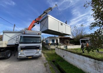 Τοποθετήθηκαν στα Μ. Καλύβια οι πρώτοι οικίσκοι για τους πλημμυροπαθείς