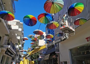 Φρεσκάδα και χρώμα με τις νέες ομπρέλες στην οδό Απόλλωνος