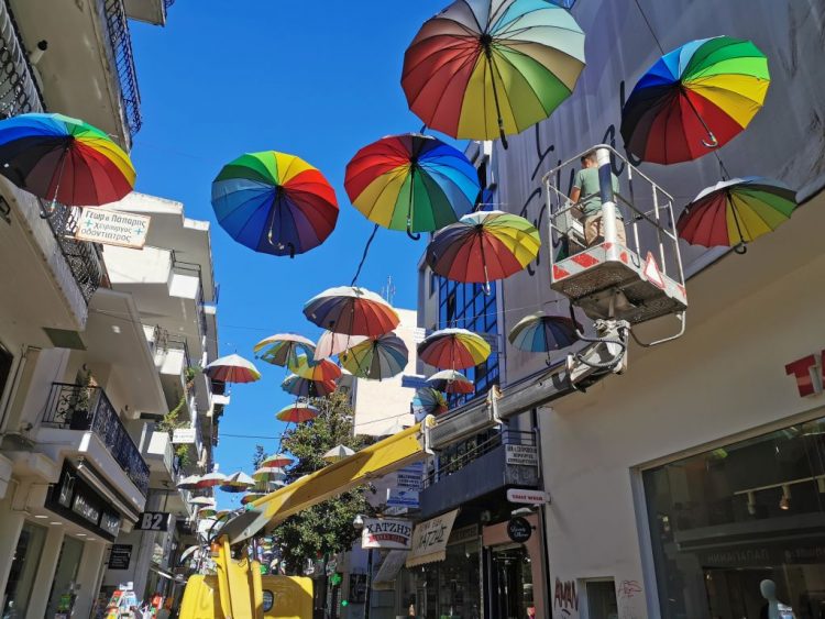 Φρεσκάδα και χρώμα με τις νέες ομπρέλες στην οδό Απόλλωνος