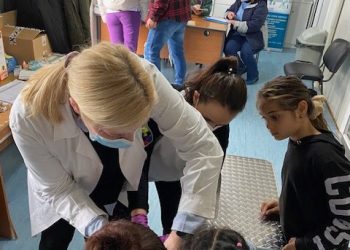 Εμβολιάστηκαν παιδιά και έφηβοι/ες Ρομά στα Τρίκαλα