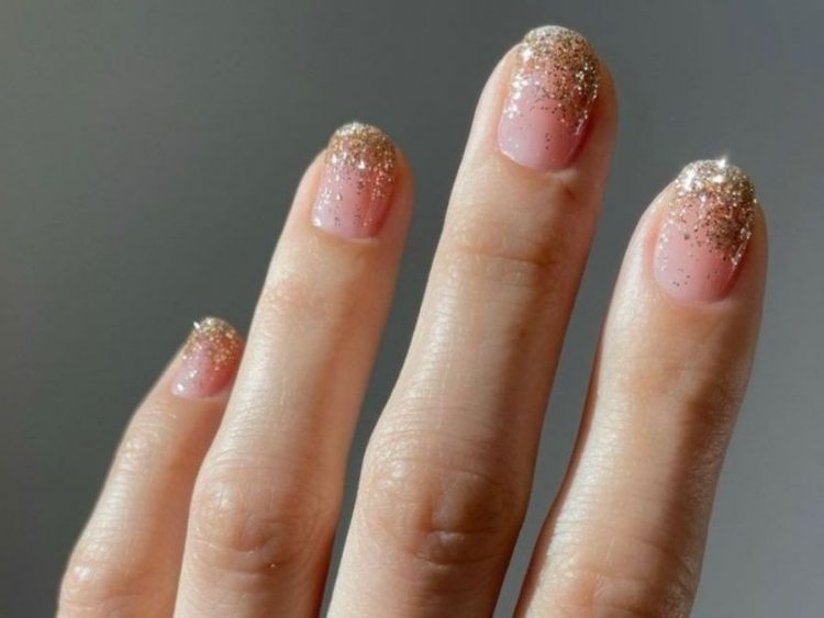 Glitter μανικιούρ! 7 διακριτικά σχέδια για εορταστικό λουκ