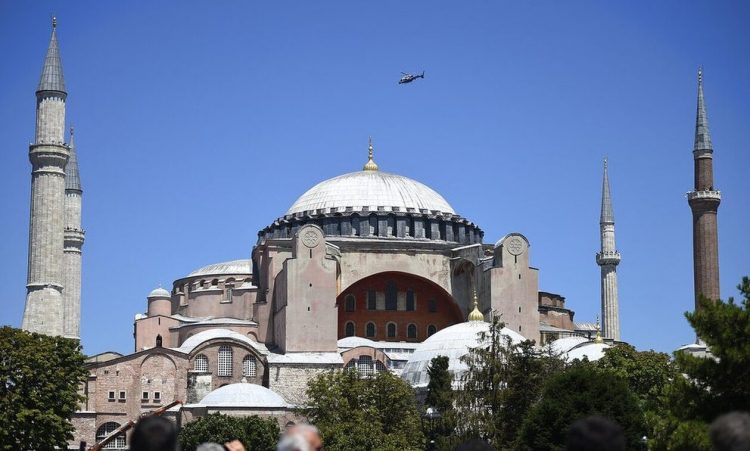 Αγία Σοφία: Καταρρέει ο τρούλος – Βίντεο από κάμερα ασφαλείας δείχνει θραύσματα να πέφτουν