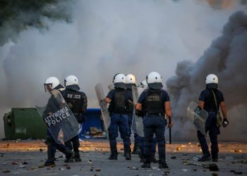 Τι σημαίνει η λέξη «μπάτσος» και γιατί πήρε υποτιμητική… χροιά