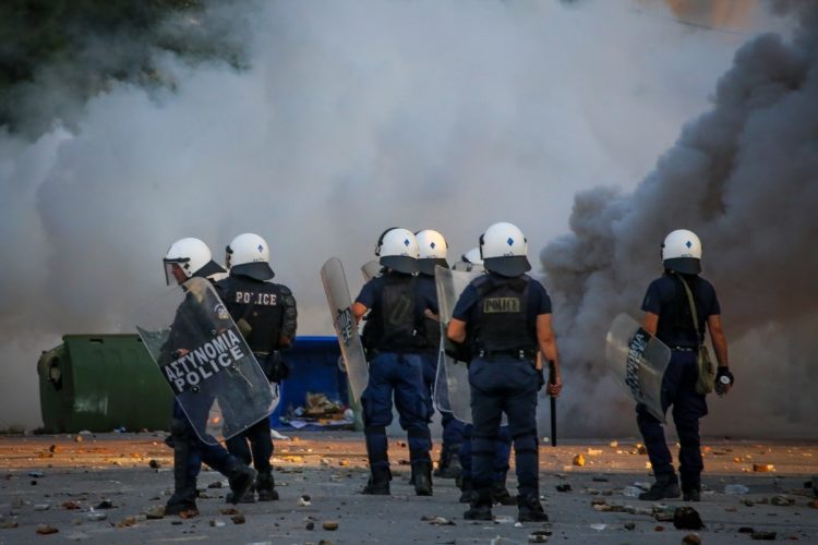 Τι σημαίνει η λέξη «μπάτσος» και γιατί πήρε υποτιμητική… χροιά