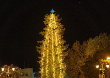 Χριστούγεννα στα Τρίκαλα με φωταγώγηση του εμβληματικού δέντρου