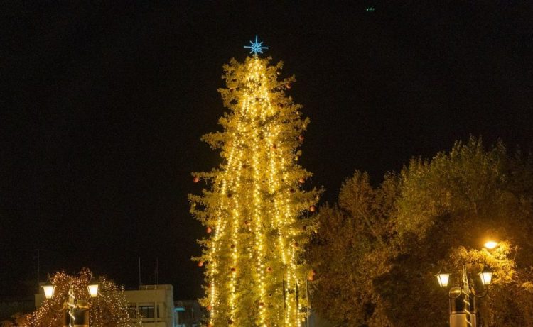 Χριστούγεννα στα Τρίκαλα με φωταγώγηση του εμβληματικού δέντρου