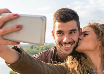 Οι αναρτήσεις σου στα social media φταίνε που δεν βγαίνεις ραντεβού;