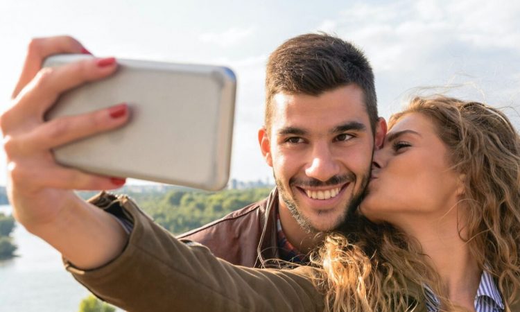 Οι αναρτήσεις σου στα social media φταίνε που δεν βγαίνεις ραντεβού;