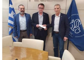 Δωροκάρτες ειδών ένδυσης και υπόδησης της ΟΕΒΕ Ηρακλείου σε πλημμυροπαθείς οικογένειες της Φαρκαδόνας