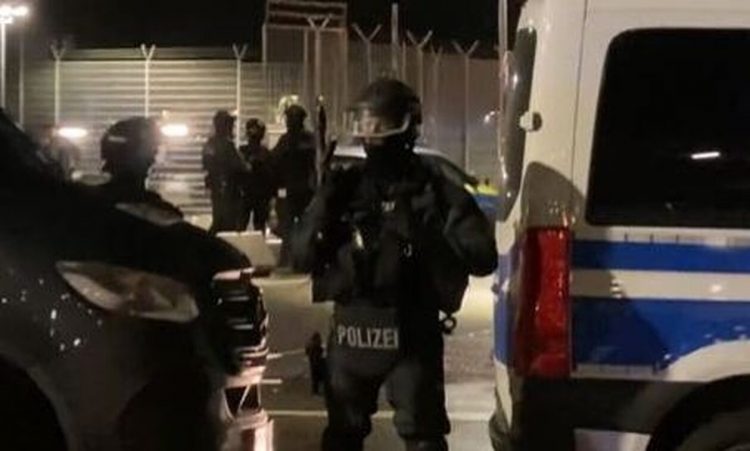 Αμβρούργο: Ολονύχτιο θρίλερ στο αεροδρόμιο – Πατέρας με όμηρο το παιδί του θέλει να πάει Τουρκία