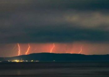 Καιρός: Τι είναι το φαινόμενο red sprite που προκάλεσε η κακοκαιρία