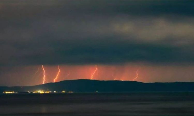 Καιρός: Τι είναι το φαινόμενο red sprite που προκάλεσε η κακοκαιρία