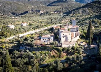 Παλαιά Καρδαμύλη: Η άγνωστη παραμυθένια καστροπολιτεία της Πελοποννήσου