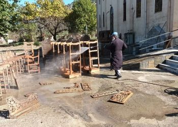 Κεραμίδι Τρικάλων: Ο Ιερέας παράδειγμα που παλεύει να σώσει την εκκλησία του από τις λάσπες (φωτό)