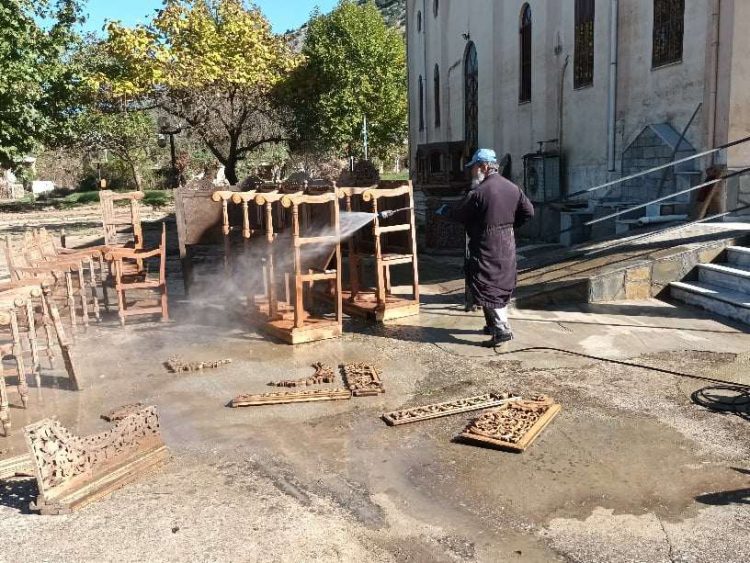 Κεραμίδι Τρικάλων: Ο Ιερέας παράδειγμα που παλεύει να σώσει την εκκλησία του από τις λάσπες (φωτό)