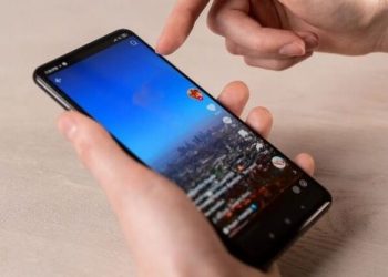 Το viral κόλπο για να βλέπεις αμέτρητα βίντεο στο TikTok χωρίς να αγγίζεις το smartphone σου