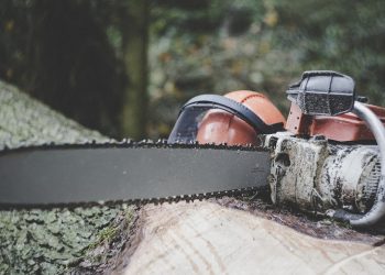 Λάρισα: Άντρας τραυματίστηκε με αλυσοπρίονο στο λαιμό