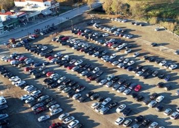 Έναντι εισιτηρίου ο ιδιωτικός υπαίθριος χώρος πάρκινγκ στον Μύλο των Ξωτικών