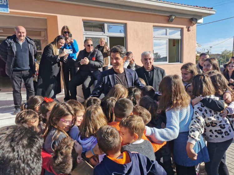 Ο Σάκης Ρουβάς στο 14ο Δημοτικό Τρικάλων: Χαρά, Αισιοδοξία και Περιβαλλοντική Δράση