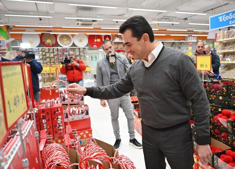 Κώστας Σκρέκας: «Οι τιμές των χριστουγεννιάτικων ειδών μειώνονται»