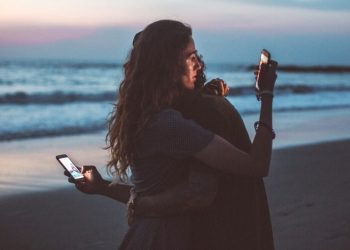 Πώς θα απεξαρτηθείς από το κινητό σου τηλέφωνο – Οι ειδικοί έχουν τον τρόπο