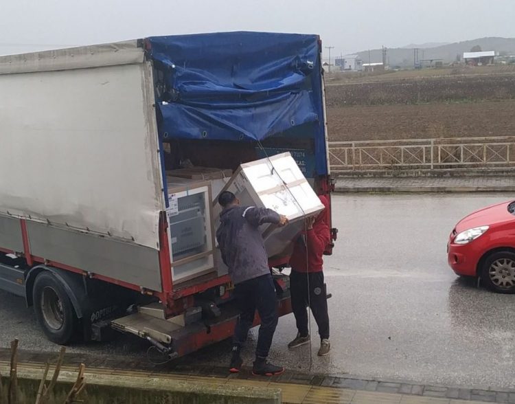 Αγάπη και αλληλεγγύη: Εννέα οικοσκευές χαρίζουν φως στα σπίτια πλημμυροπαθών στη Σωτήρα