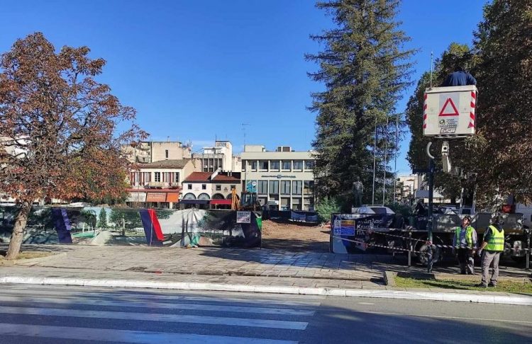 Συνεχίζεται ο Χριστουγεννιάτικος στολισμός στα Τρίκαλα